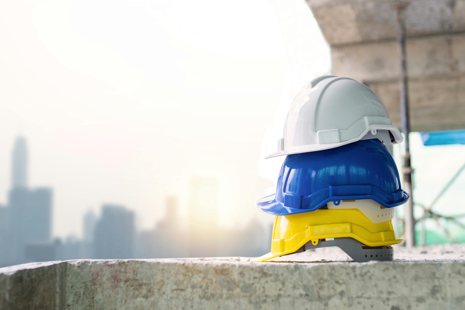 Cascos de seguridad industrial apilados: sector de seguridad y salud ocupacional